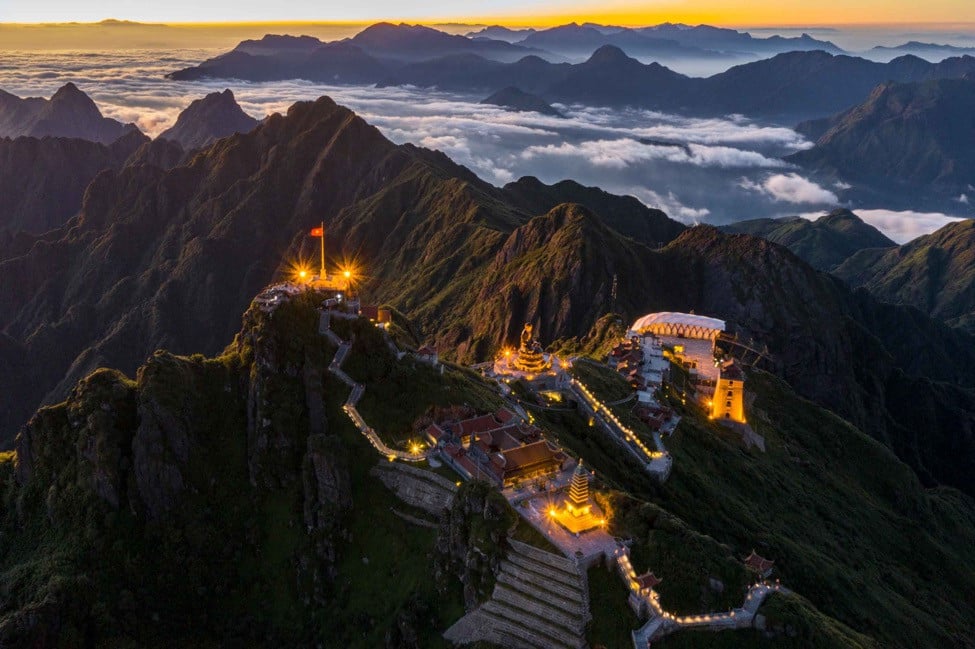 Khung-canh-lung-linh-giua-rung-nui-Tay-Bac-hung-vi