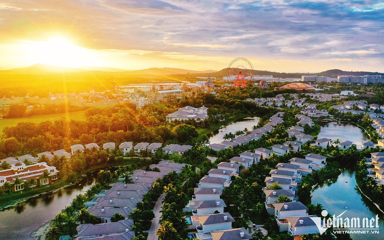 Những dự án lớn về du lịch, bất động sản đã được đầu tư mạnh vào đảo ngọc. Những dự án lớn về du lịch, bất động sản đã được đầu tư mạnh vào đảo ngọc.