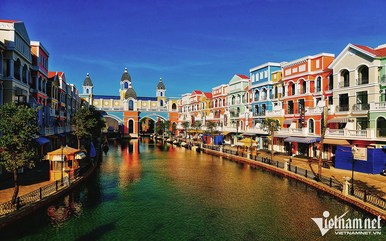 Những dự án lớn về du lịch, bất động sản đã được đầu tư mạnh vào đảo ngọc. Những dự án lớn về du lịch, bất động sản đã được đầu tư mạnh vào đảo ngọc.