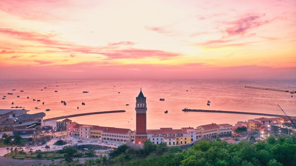 Thap-dong-ho-giua-bien-Dia-Trung-Hai