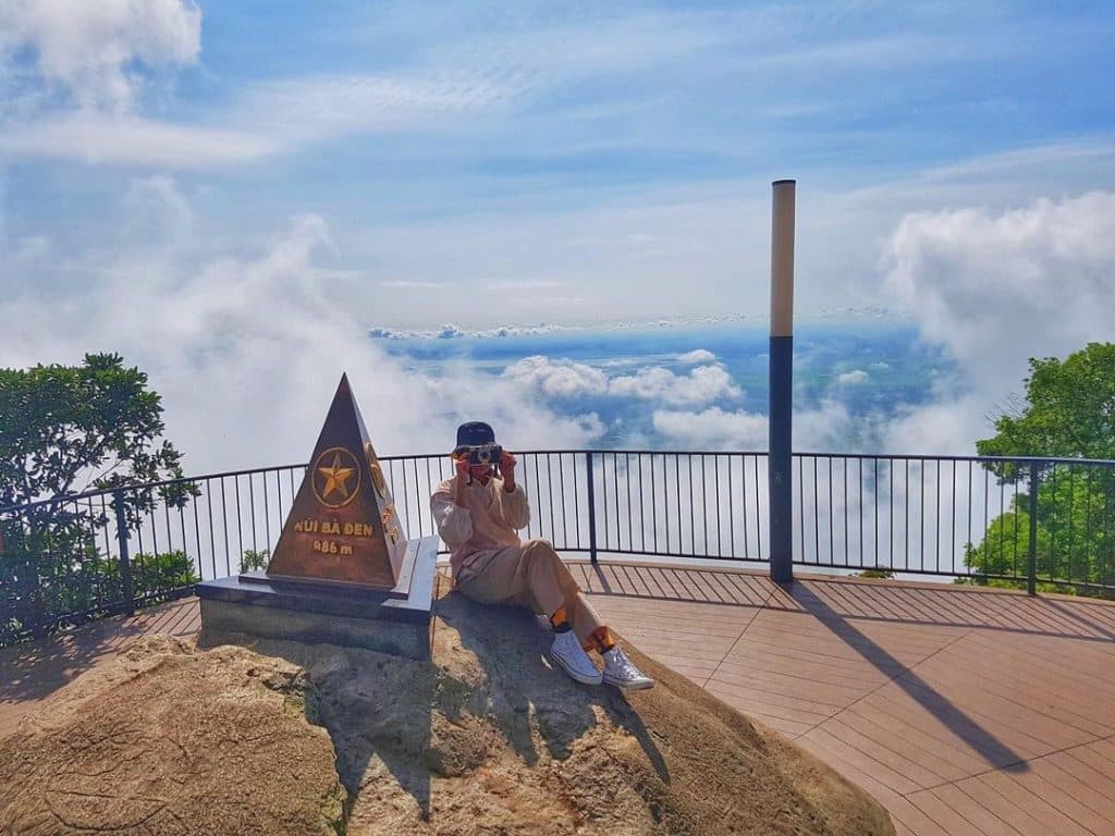 chup-anh-o-ban-cong-tren-may-tai-dinh-nui