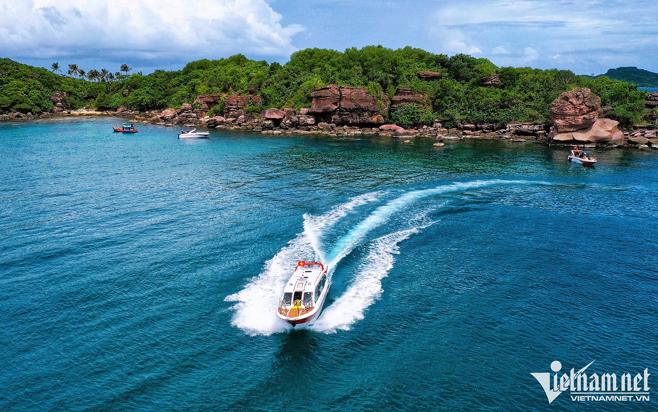 Hòn Gầm Ghì (hay còn được gọi là hòn Dăm Ngang), là một trong 16 đảo nhỏ nằm trong bán kính 18km thuộc quần đảo An Thới.