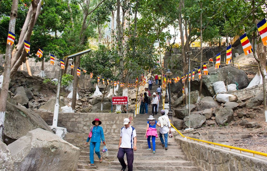 len-nui-ba-den-bang-duong-chua