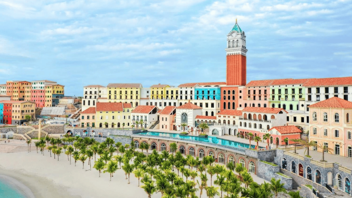 loi-kien-truc-doc-dao-cua-thap-dong-ho-central-village-phu-quoc