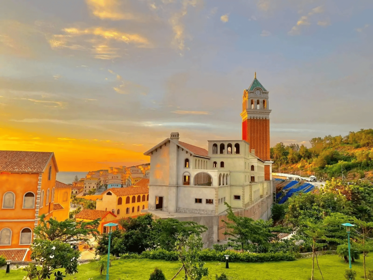 thap-dong-ho-phu-quoc-nhu-toa-lai-dai-giua-my-canh-cua-phu-quoc