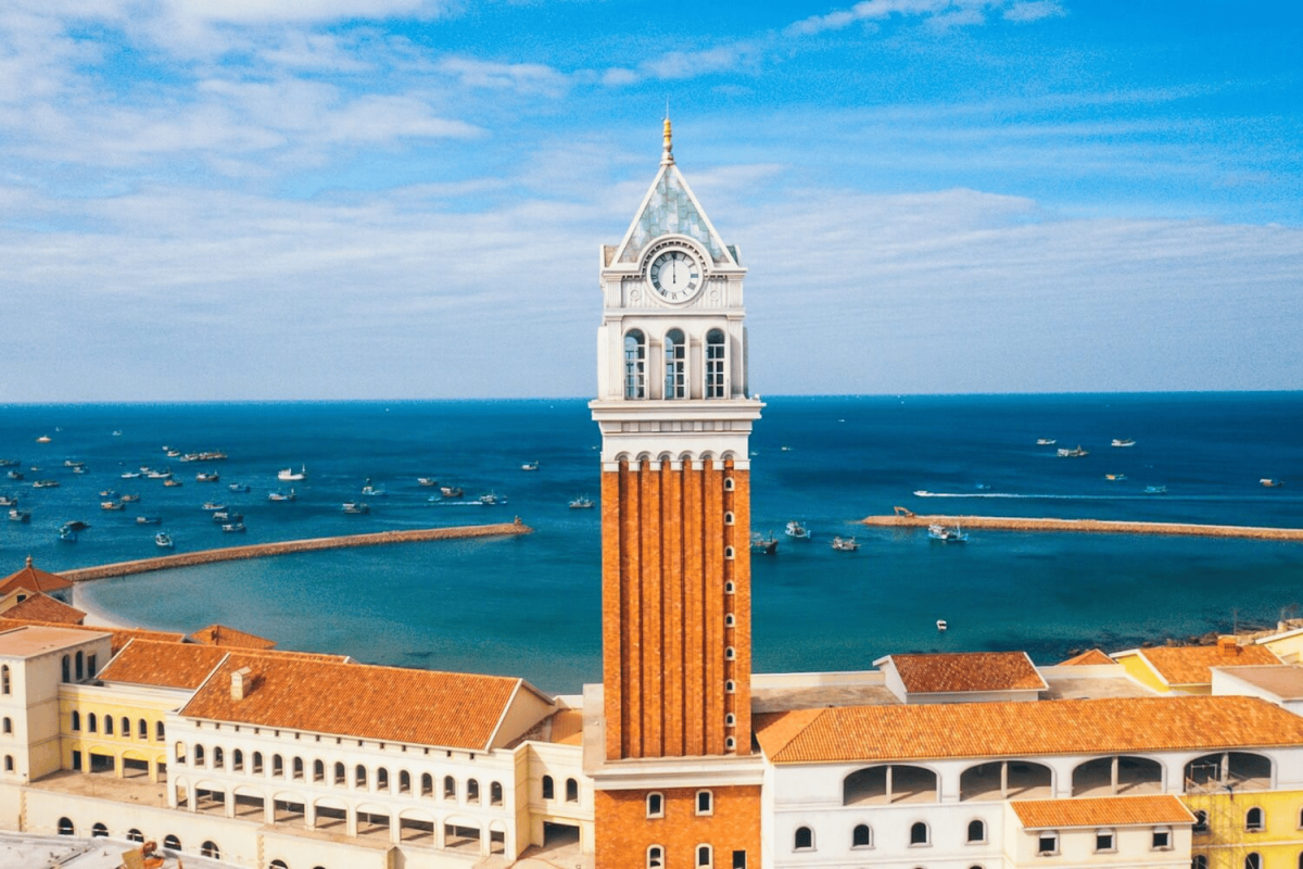 thoi-diem-thich-hop-de-den-thap-dong-ho-phu-quoc-la-thang-10-den-thang-4