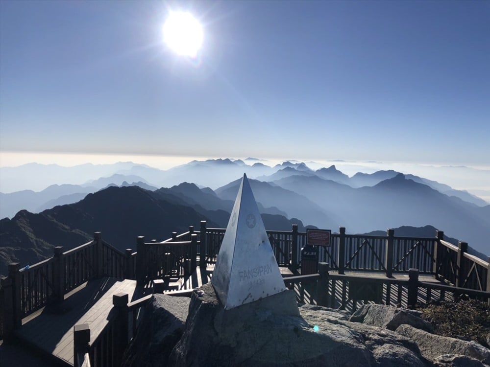 ve-dep-dinh-nui-Fansipan-vao-dong