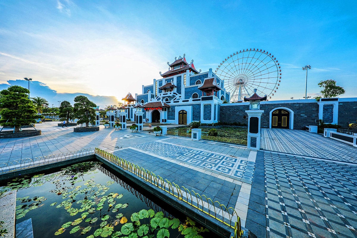 cong-vien-toa-lac-ngay-trung-tam-thanh-pho-da-nang