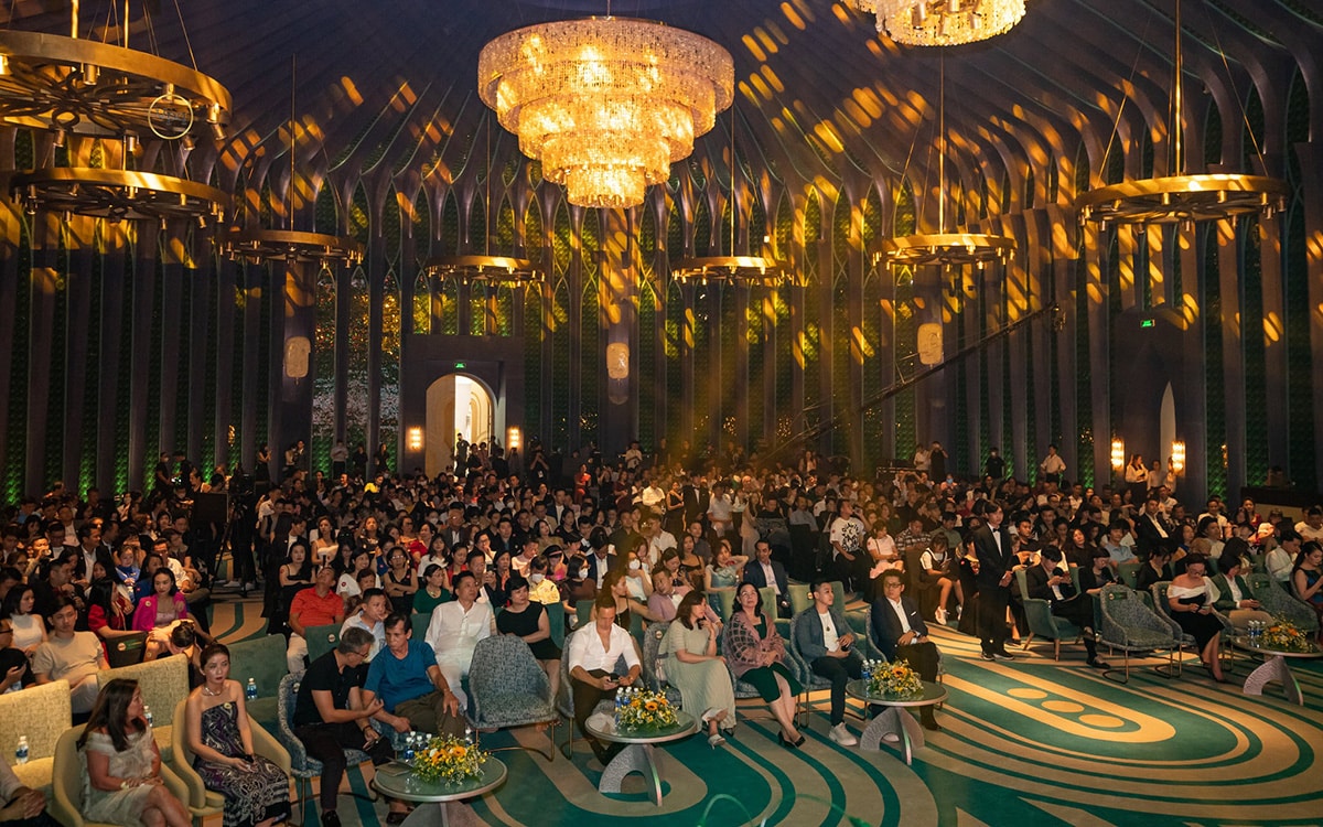 khong-gian-khan-phong-voi-hon-500-khan-gia