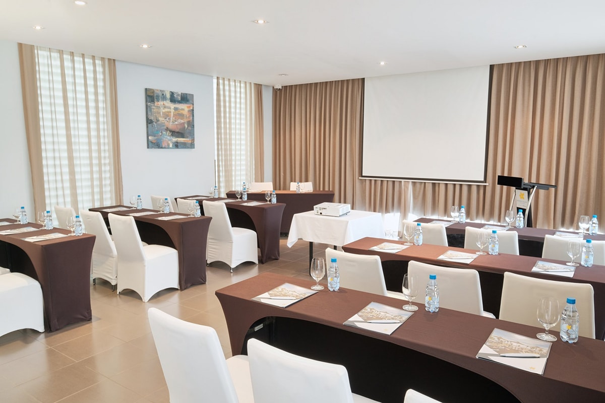 khong-gian-to-chuc-hoi-nghi-sang-trong-va-hoanh-trang