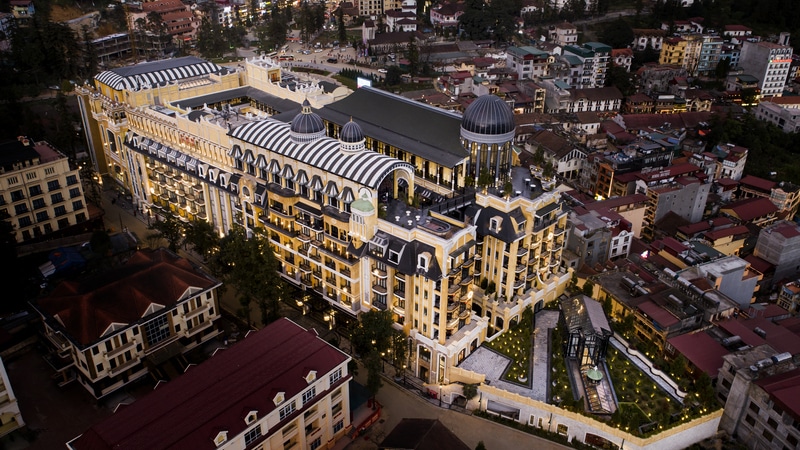 toan-canh-khach-san-de-la-coupole-tu-tren-cao