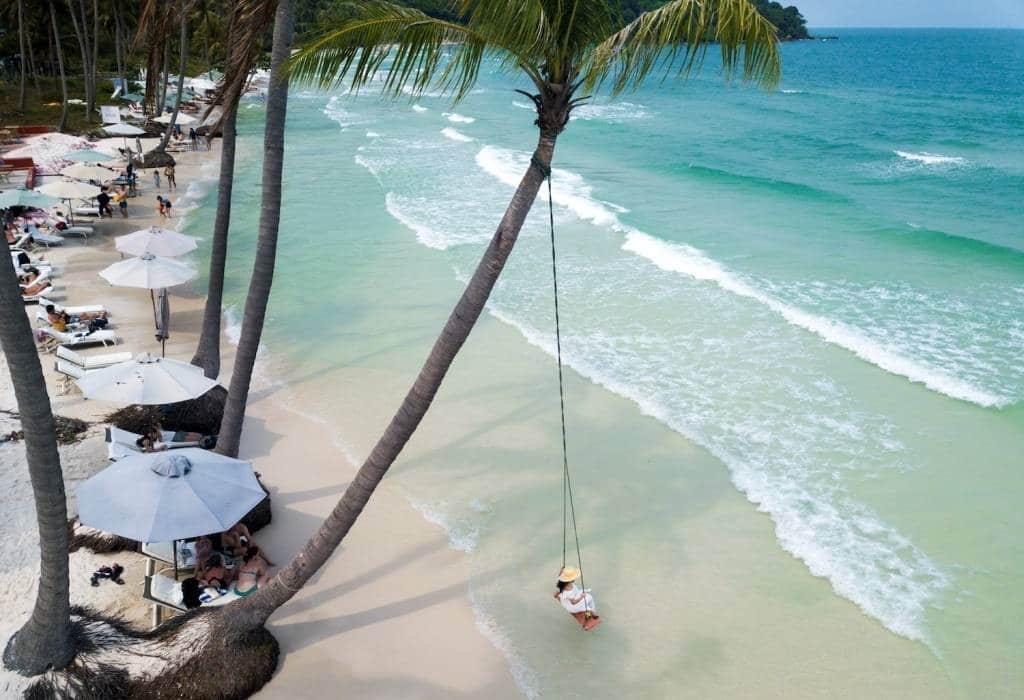 Chim-dam-trong-su-xanh-ngat-cua-bai-tam-bai-trao-tai-Hon-Thom-Paradise-Island