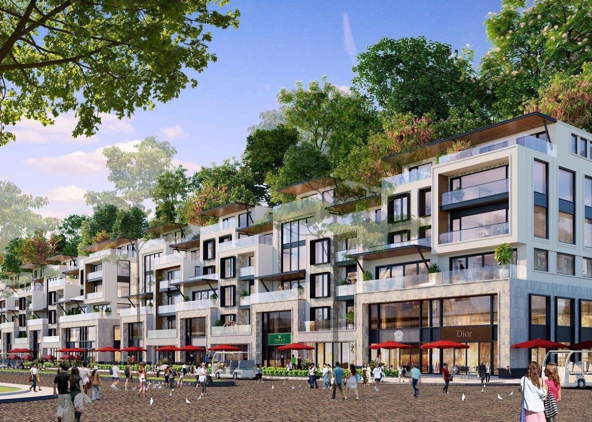 Phia-truoc-cua-shophouse-duoc-bao-boc-boi-dai-cay-xanh-cao-5m