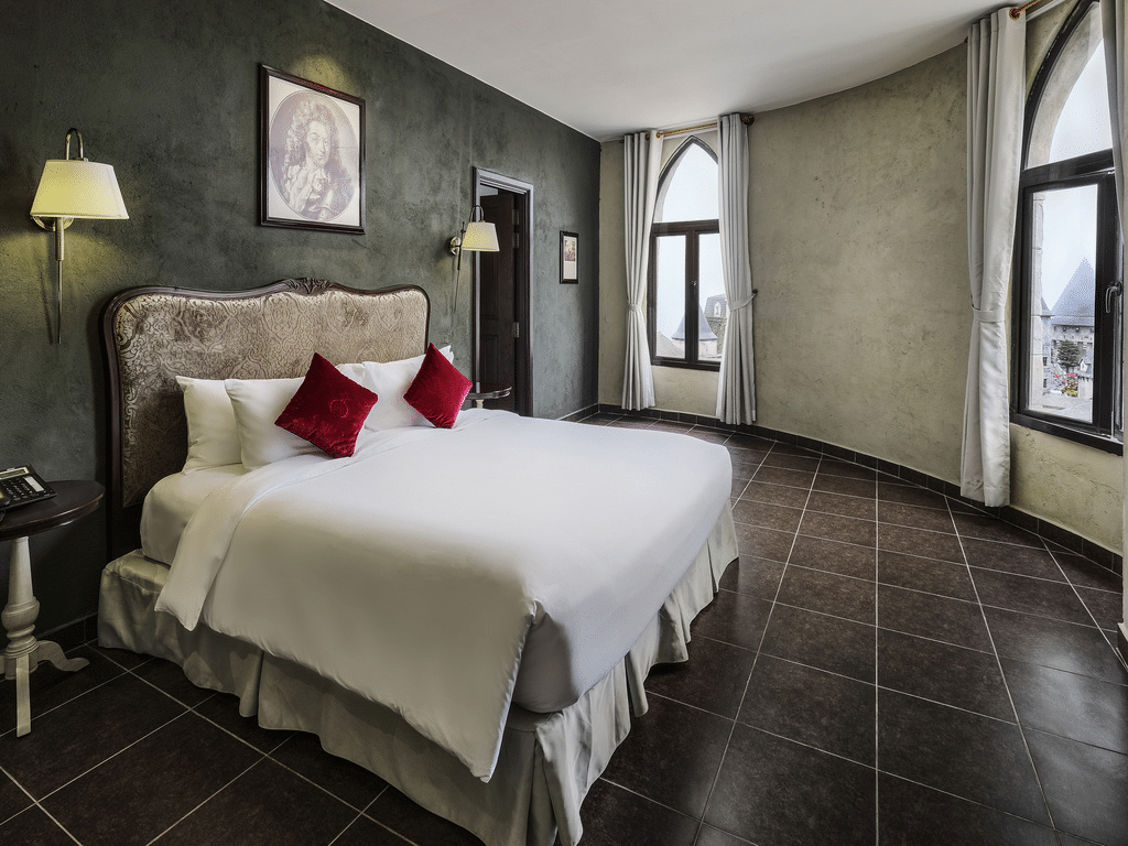 hien-nay-gia-thue-phong-tai-Mercure-Danang-French-Village-Bana-Hills-kha-hap-dan