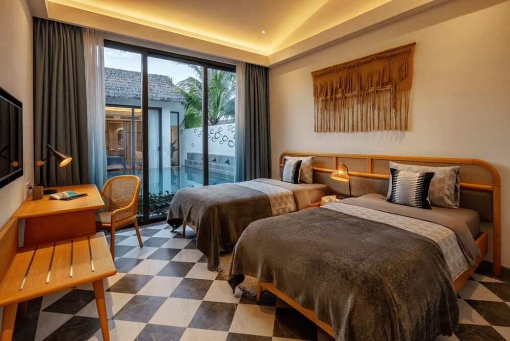 phong-ngu-co-thiet-ke-don-gian-tone-mau-am-view-nhin-ra-ho-boi